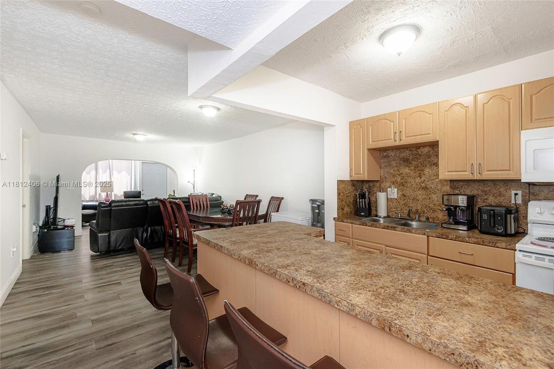 Недавно продано: $226,900 (2 спален, 1 ванн, 820 Квадратных фут)