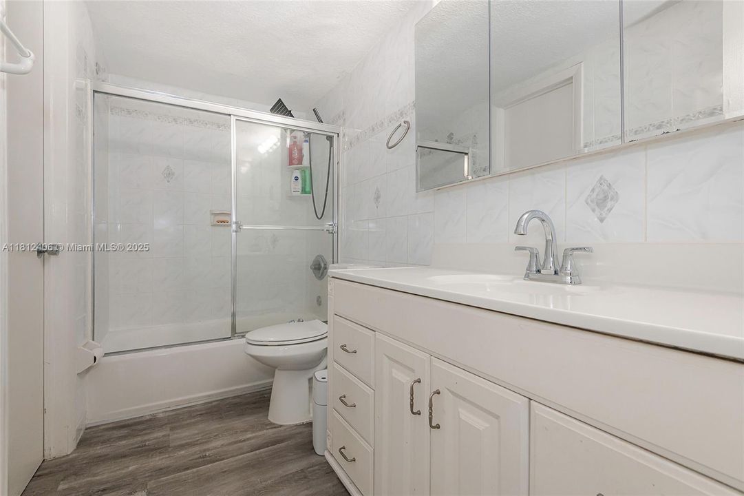 Недавно продано: $226,900 (2 спален, 1 ванн, 820 Квадратных фут)