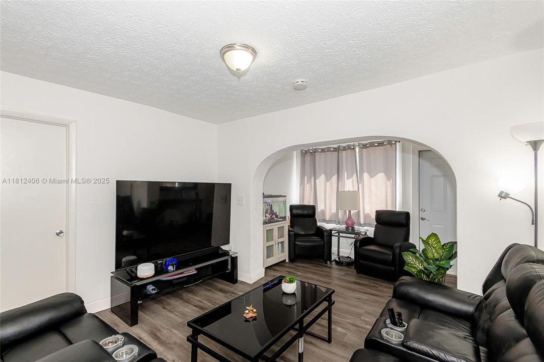 Недавно продано: $226,900 (2 спален, 1 ванн, 820 Квадратных фут)