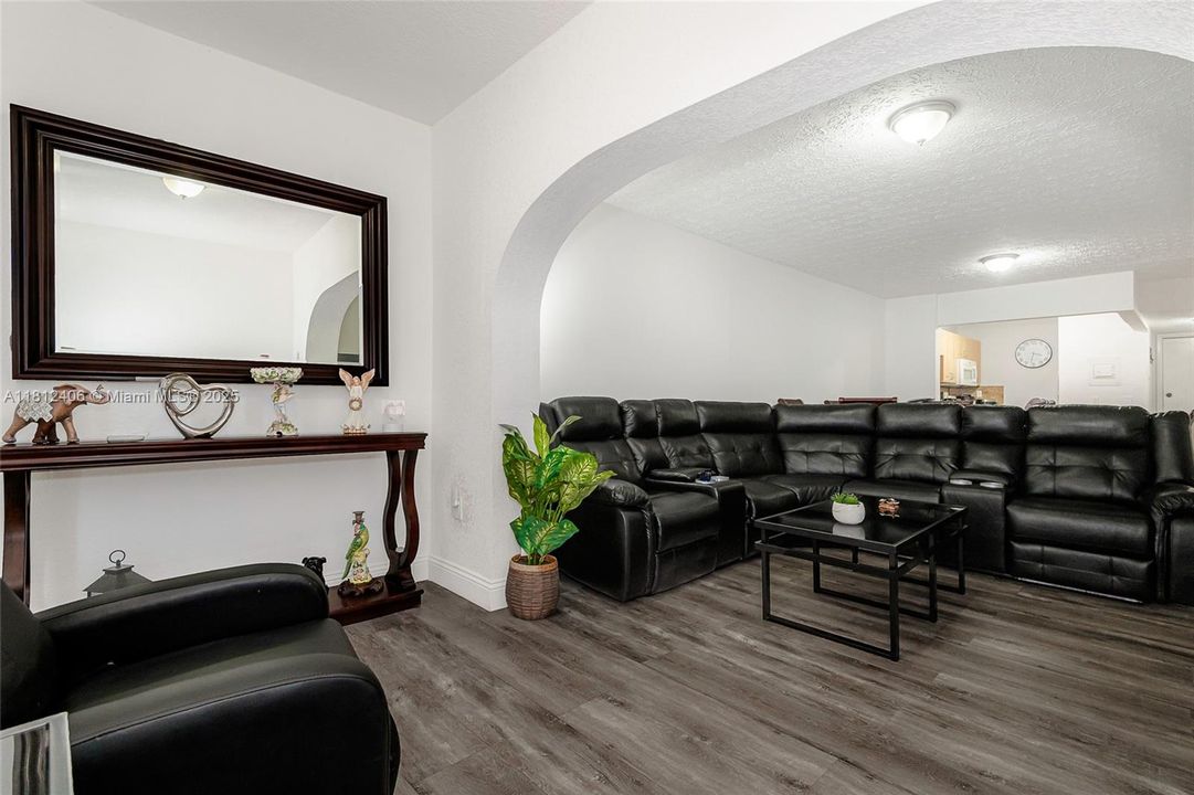 Недавно продано: $226,900 (2 спален, 1 ванн, 820 Квадратных фут)