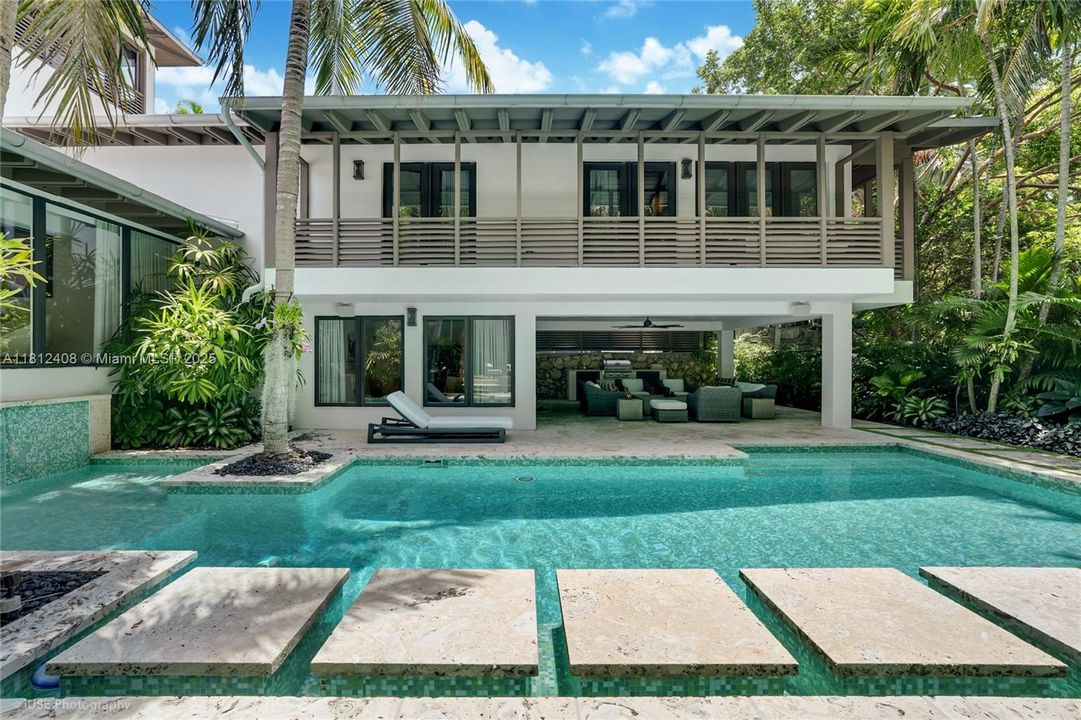 Recently Sold: $5,490,000 (6 beds, 5 baths, 4510 Square Feet)