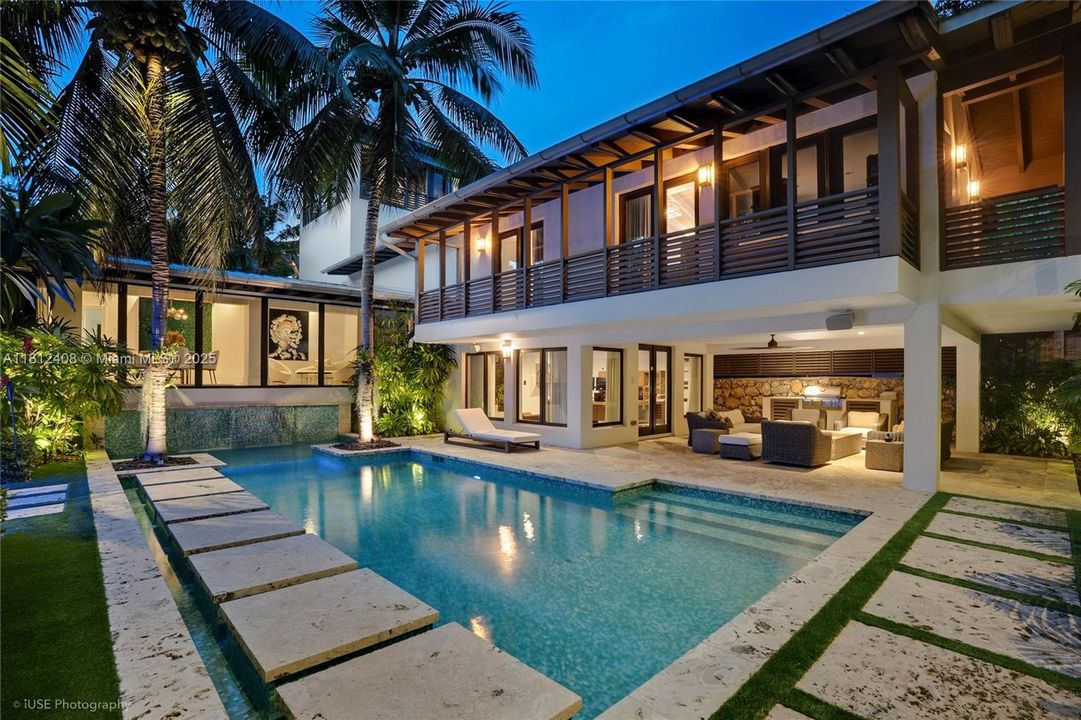 Recently Sold: $5,490,000 (6 beds, 5 baths, 4510 Square Feet)