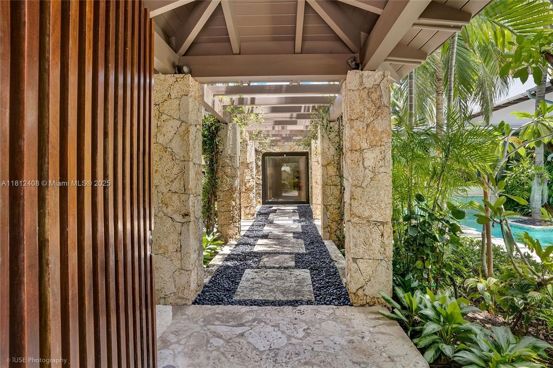 Recently Sold: $5,490,000 (6 beds, 5 baths, 4510 Square Feet)