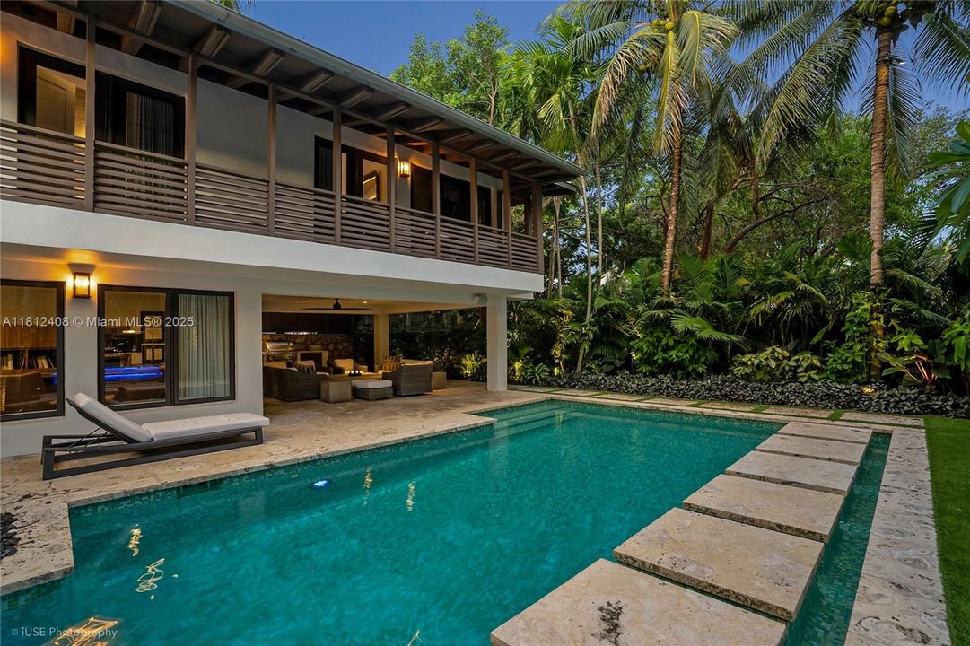 Recently Sold: $5,490,000 (6 beds, 5 baths, 4510 Square Feet)