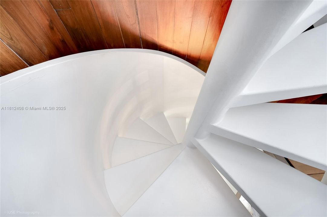 Recently Sold: $5,490,000 (6 beds, 5 baths, 4510 Square Feet)