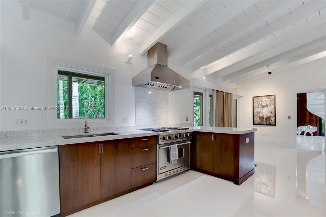 Recently Sold: $5,490,000 (6 beds, 5 baths, 4510 Square Feet)