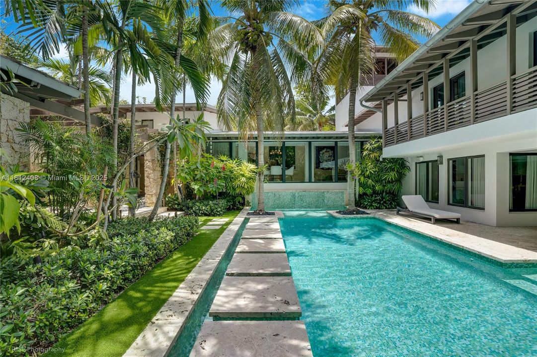 Recently Sold: $5,490,000 (6 beds, 5 baths, 4510 Square Feet)