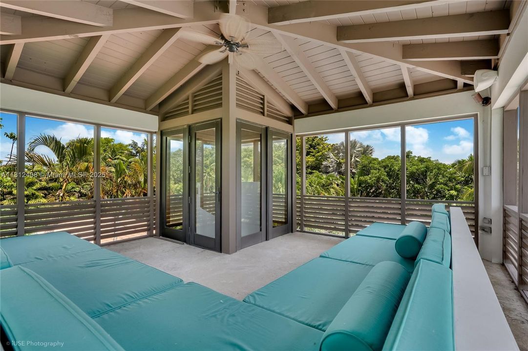 Recently Sold: $5,490,000 (6 beds, 5 baths, 4510 Square Feet)