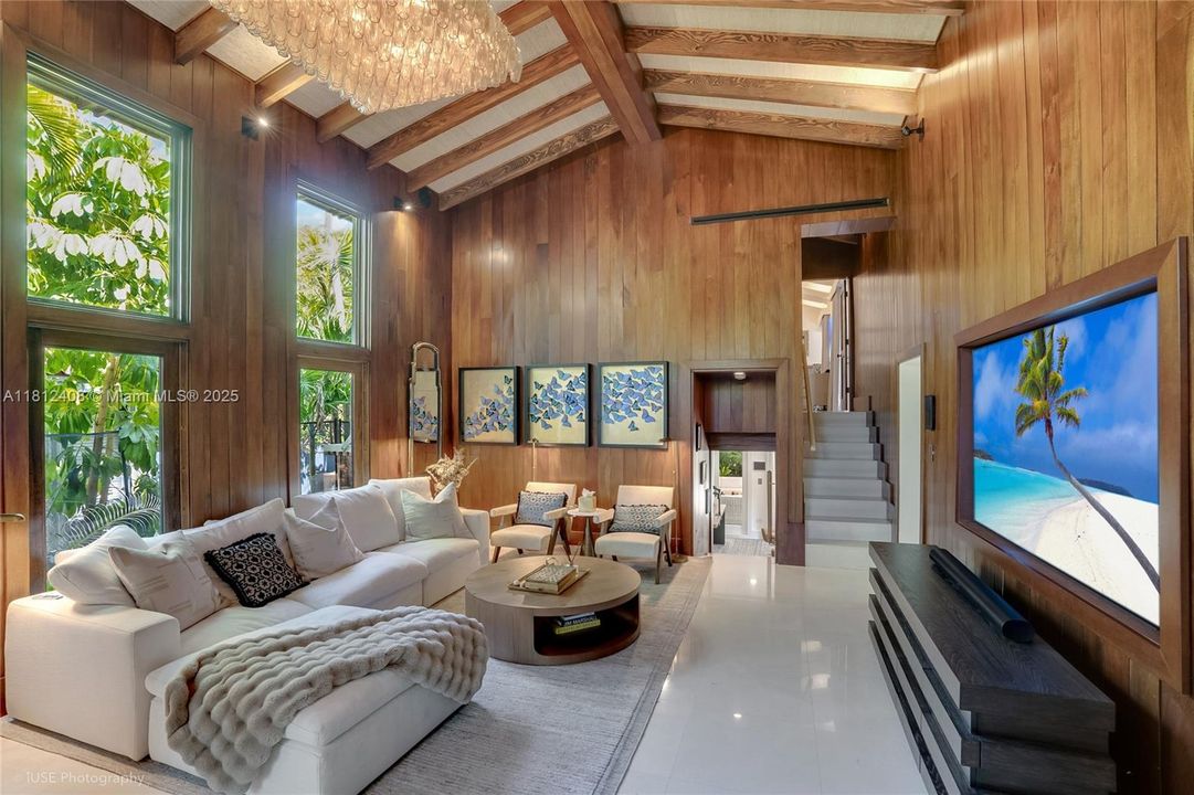 Recently Sold: $5,490,000 (6 beds, 5 baths, 4510 Square Feet)