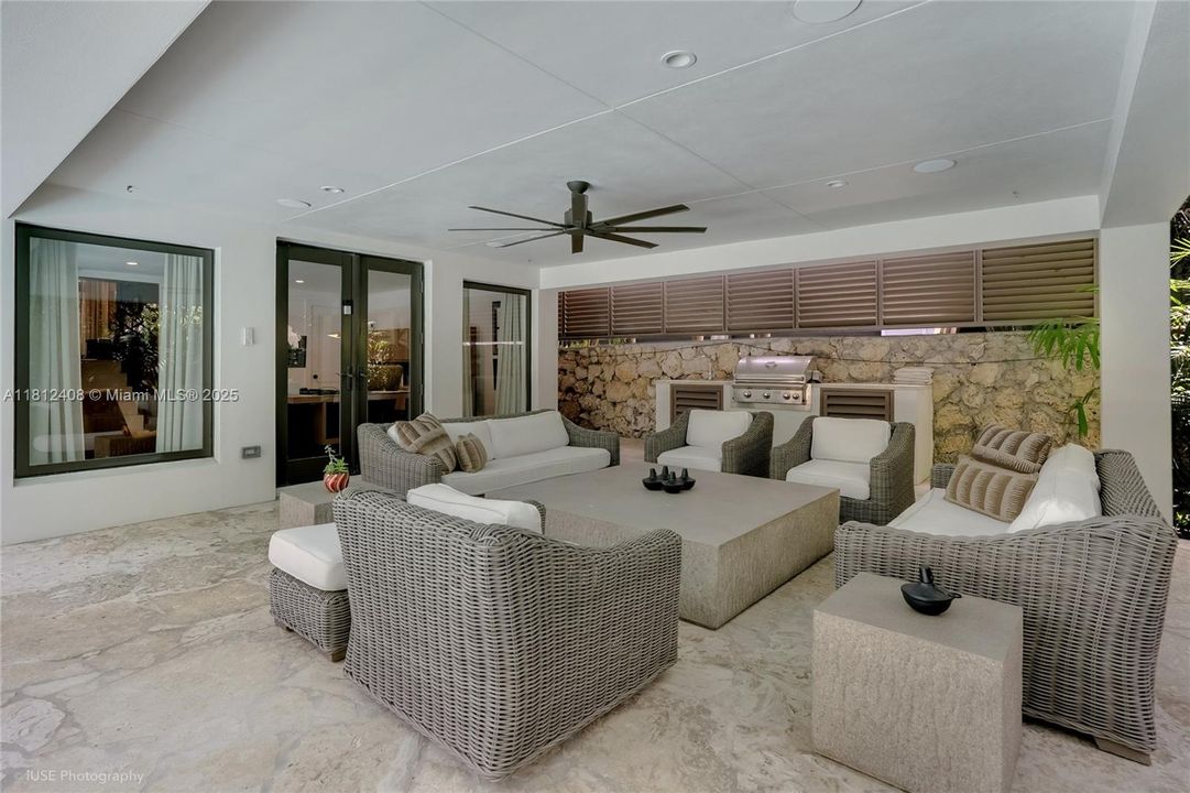 Recently Sold: $5,490,000 (6 beds, 5 baths, 4510 Square Feet)