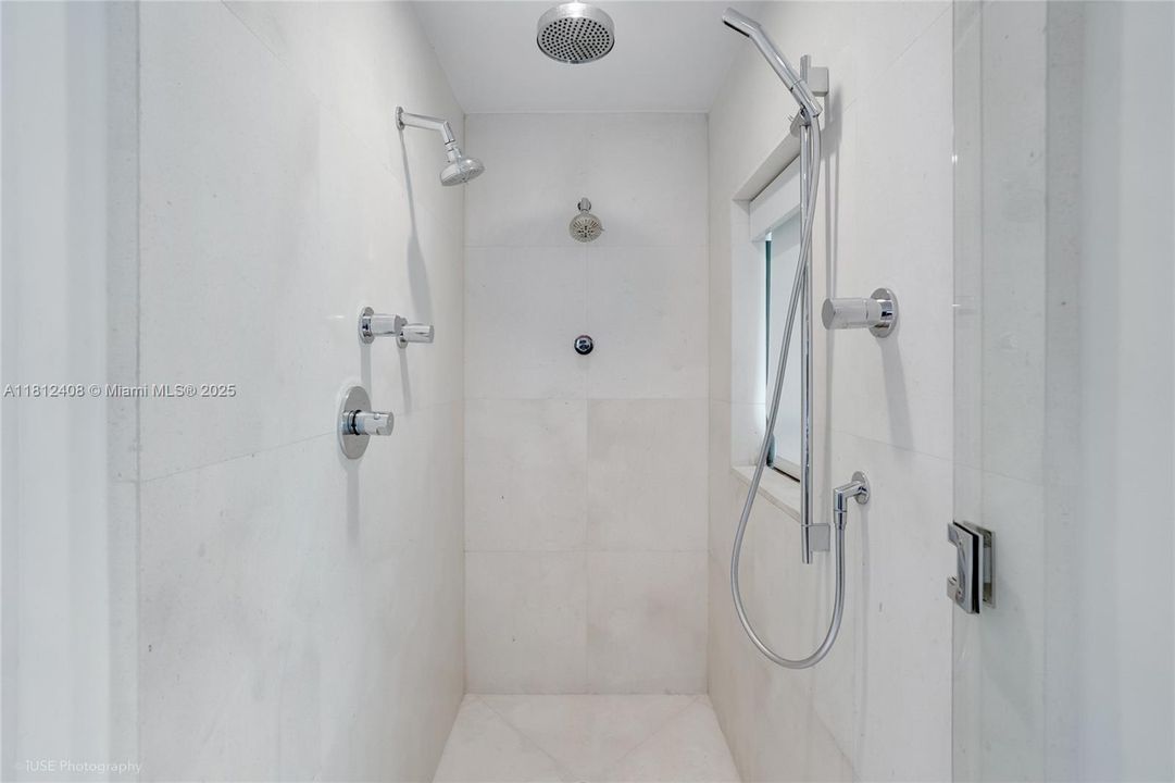 Recently Sold: $5,490,000 (6 beds, 5 baths, 4510 Square Feet)