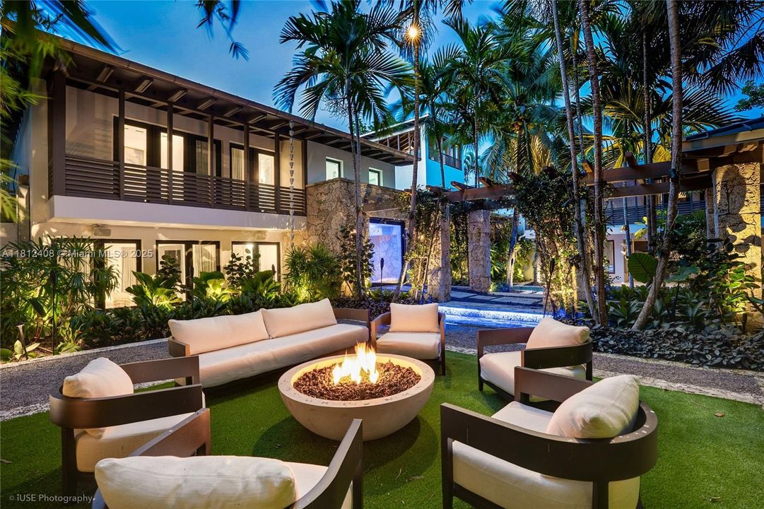 Recently Sold: $5,490,000 (6 beds, 5 baths, 4510 Square Feet)