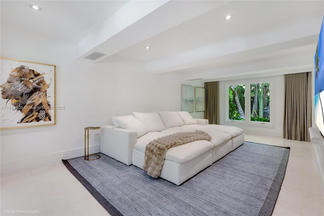 Recently Sold: $5,490,000 (6 beds, 5 baths, 4510 Square Feet)