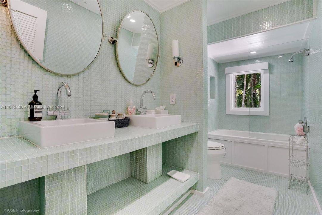 Recently Sold: $5,490,000 (6 beds, 5 baths, 4510 Square Feet)