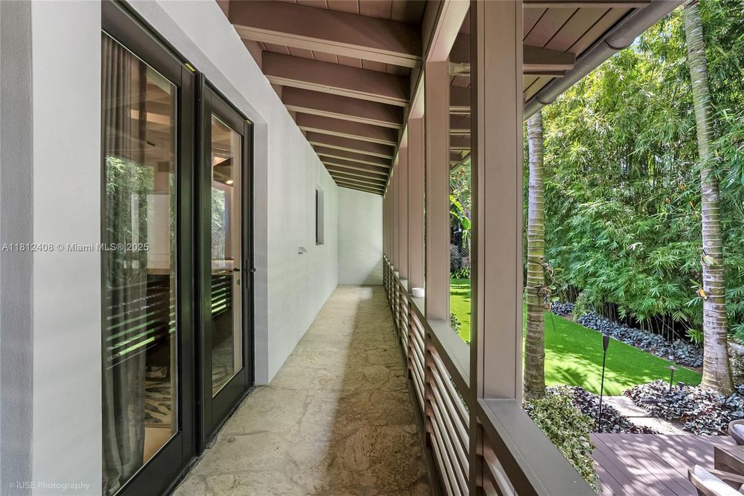 Recently Sold: $5,490,000 (6 beds, 5 baths, 4510 Square Feet)