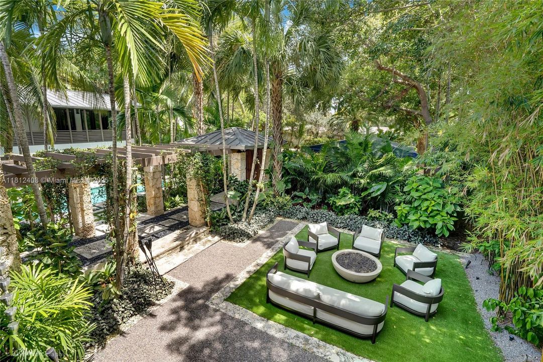 Recently Sold: $5,490,000 (6 beds, 5 baths, 4510 Square Feet)
