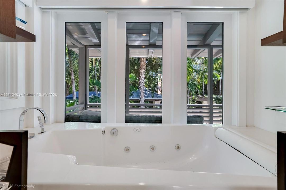 Recently Sold: $5,490,000 (6 beds, 5 baths, 4510 Square Feet)