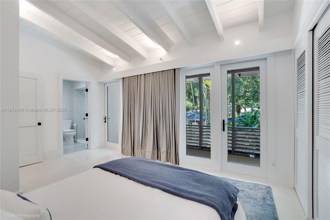 Recently Sold: $5,490,000 (6 beds, 5 baths, 4510 Square Feet)