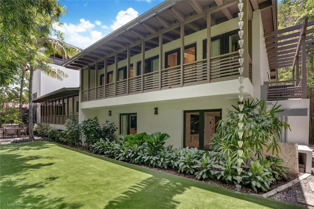 Recently Sold: $5,490,000 (6 beds, 5 baths, 4510 Square Feet)