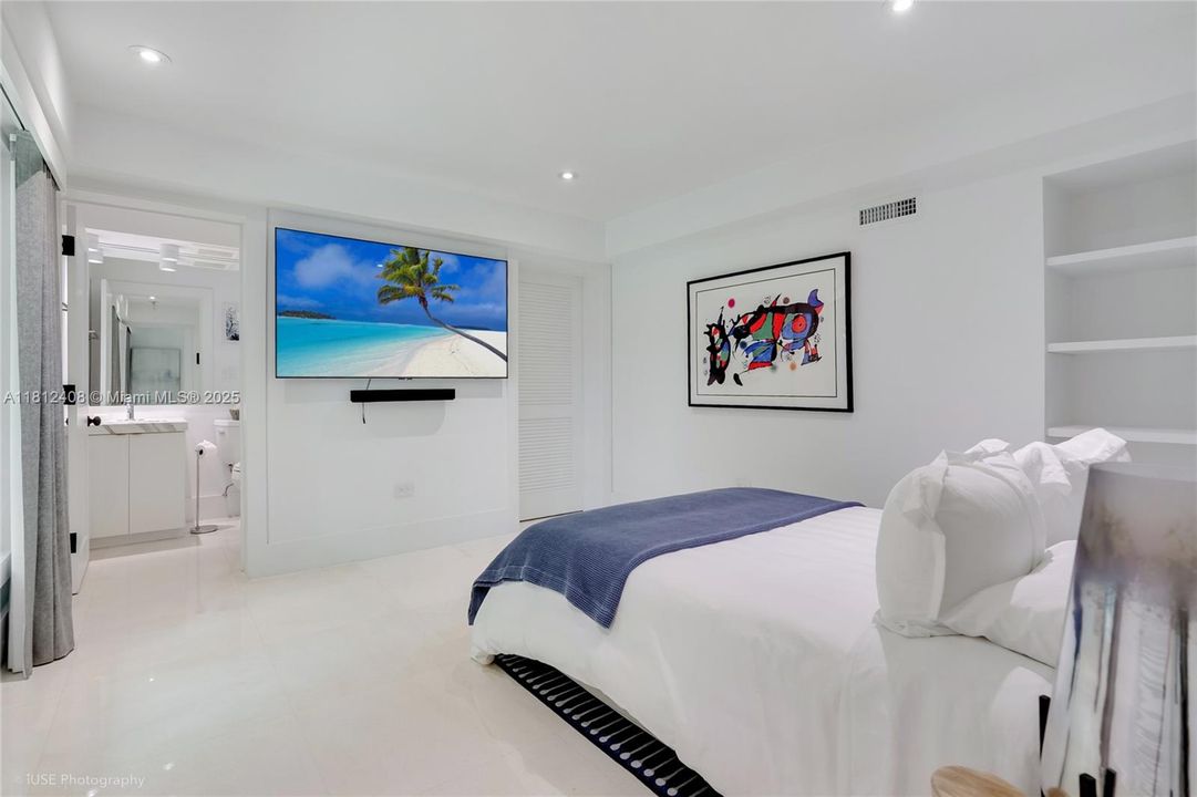 Recently Sold: $5,490,000 (6 beds, 5 baths, 4510 Square Feet)