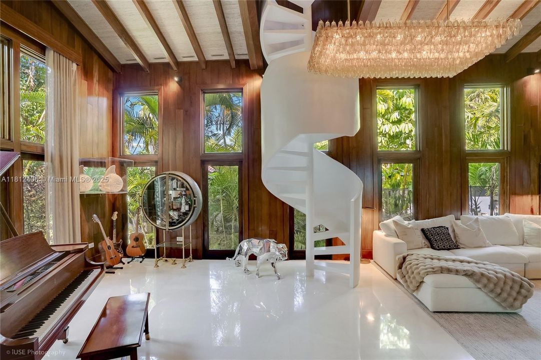 Recently Sold: $5,490,000 (6 beds, 5 baths, 4510 Square Feet)