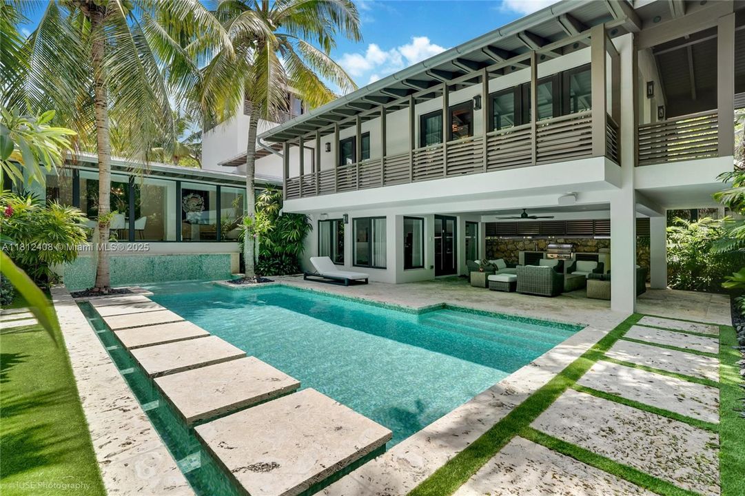 Recently Sold: $5,490,000 (6 beds, 5 baths, 4510 Square Feet)