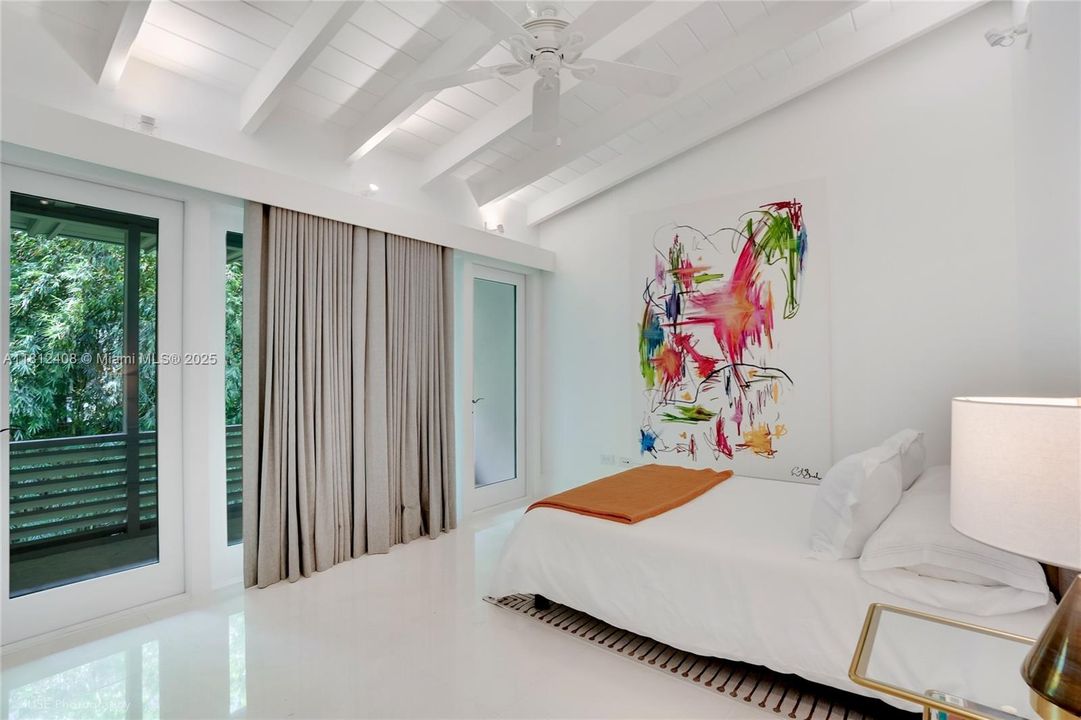 Recently Sold: $5,490,000 (6 beds, 5 baths, 4510 Square Feet)