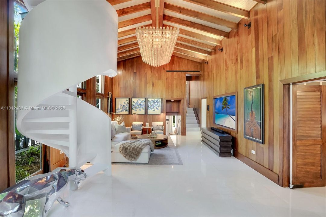 Recently Sold: $5,490,000 (6 beds, 5 baths, 4510 Square Feet)