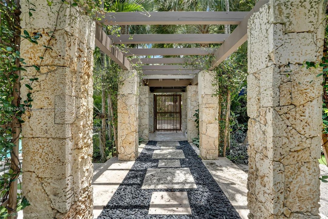 Recently Sold: $5,490,000 (6 beds, 5 baths, 4510 Square Feet)