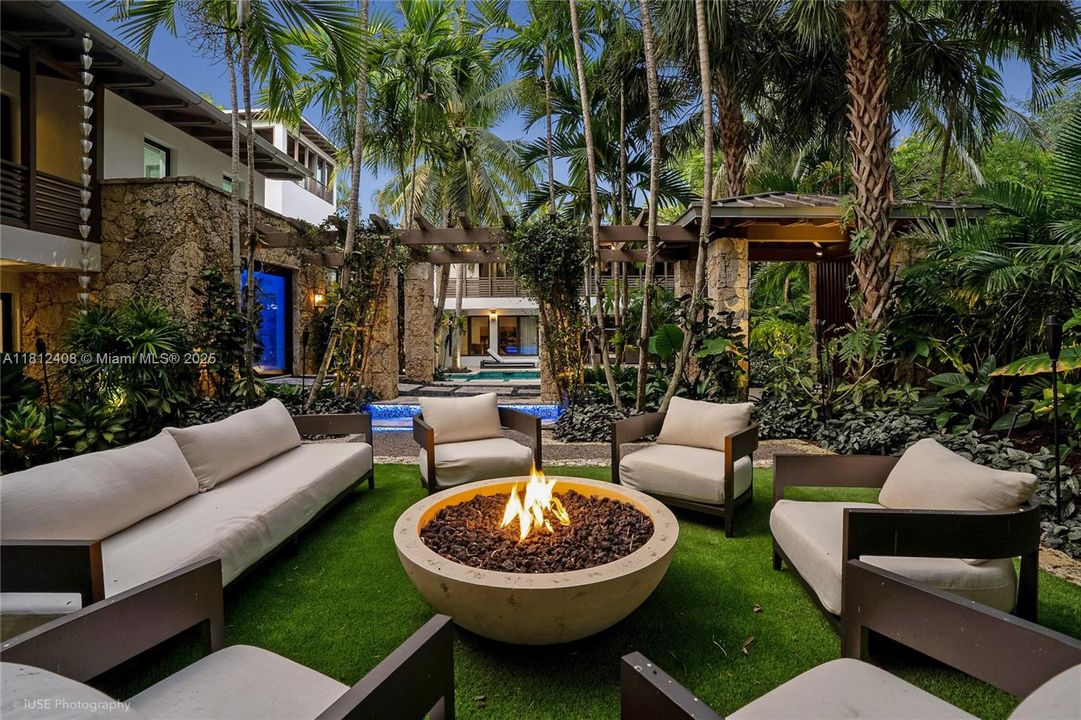 Recently Sold: $5,490,000 (6 beds, 5 baths, 4510 Square Feet)