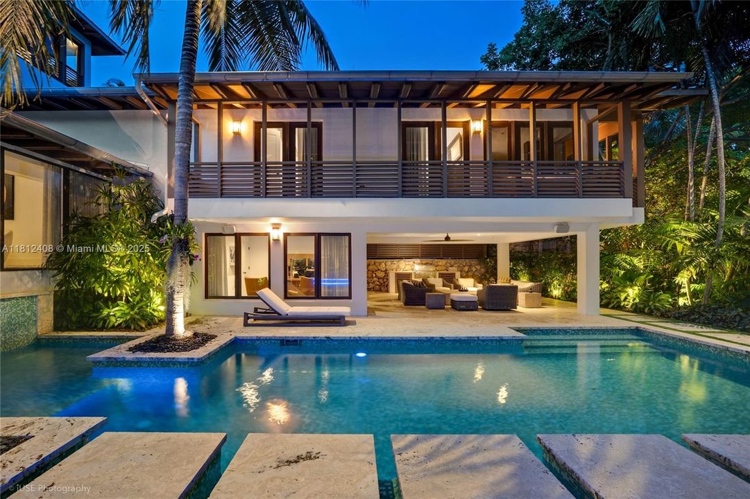 Recently Sold: $5,490,000 (6 beds, 5 baths, 4510 Square Feet)