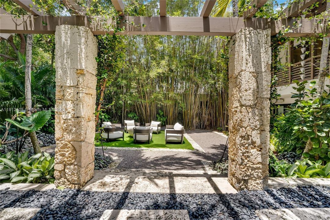 Recently Sold: $5,490,000 (6 beds, 5 baths, 4510 Square Feet)