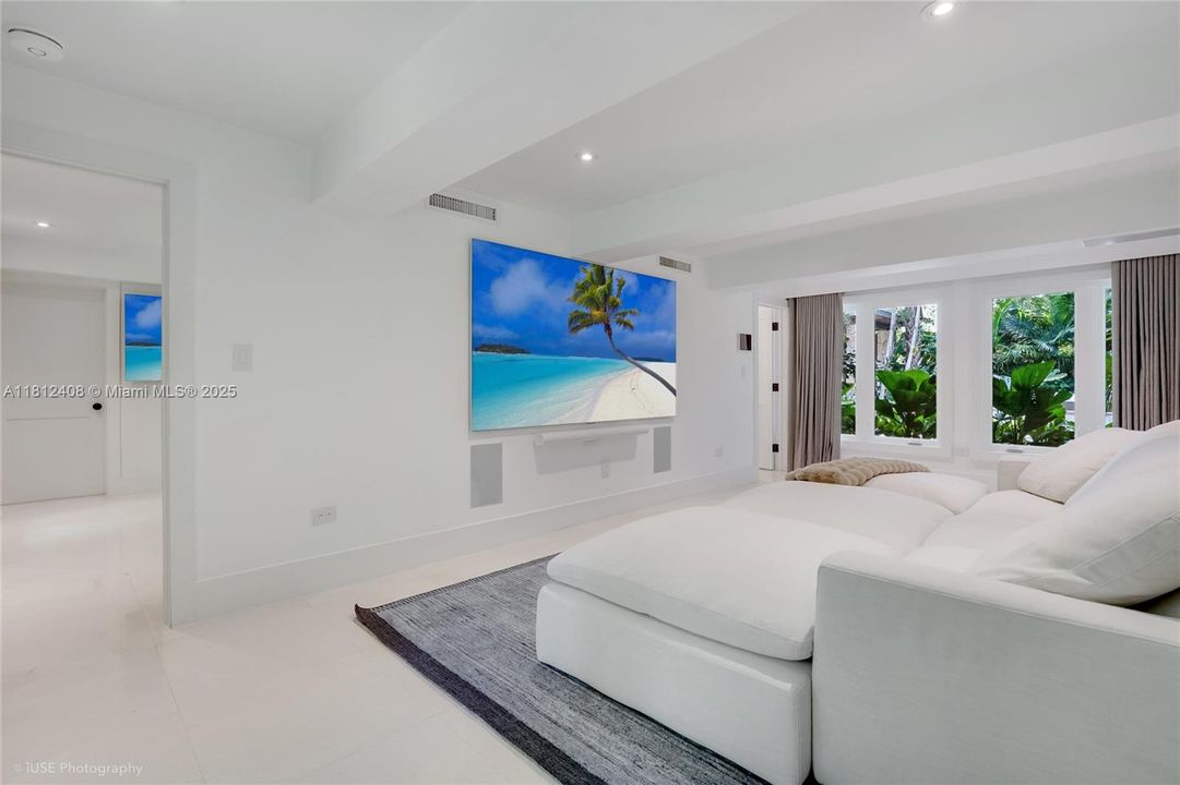 Recently Sold: $5,490,000 (6 beds, 5 baths, 4510 Square Feet)