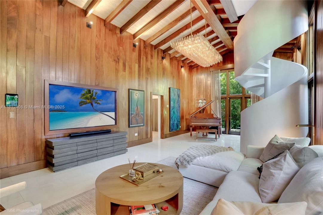 Recently Sold: $5,490,000 (6 beds, 5 baths, 4510 Square Feet)