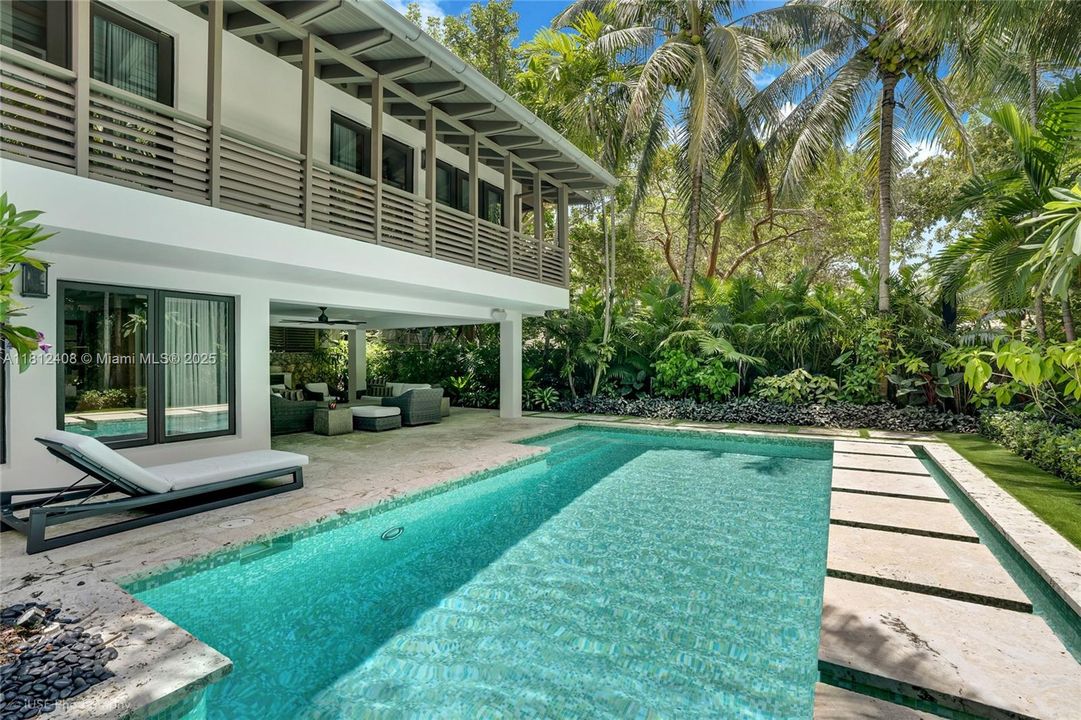 Recently Sold: $5,490,000 (6 beds, 5 baths, 4510 Square Feet)