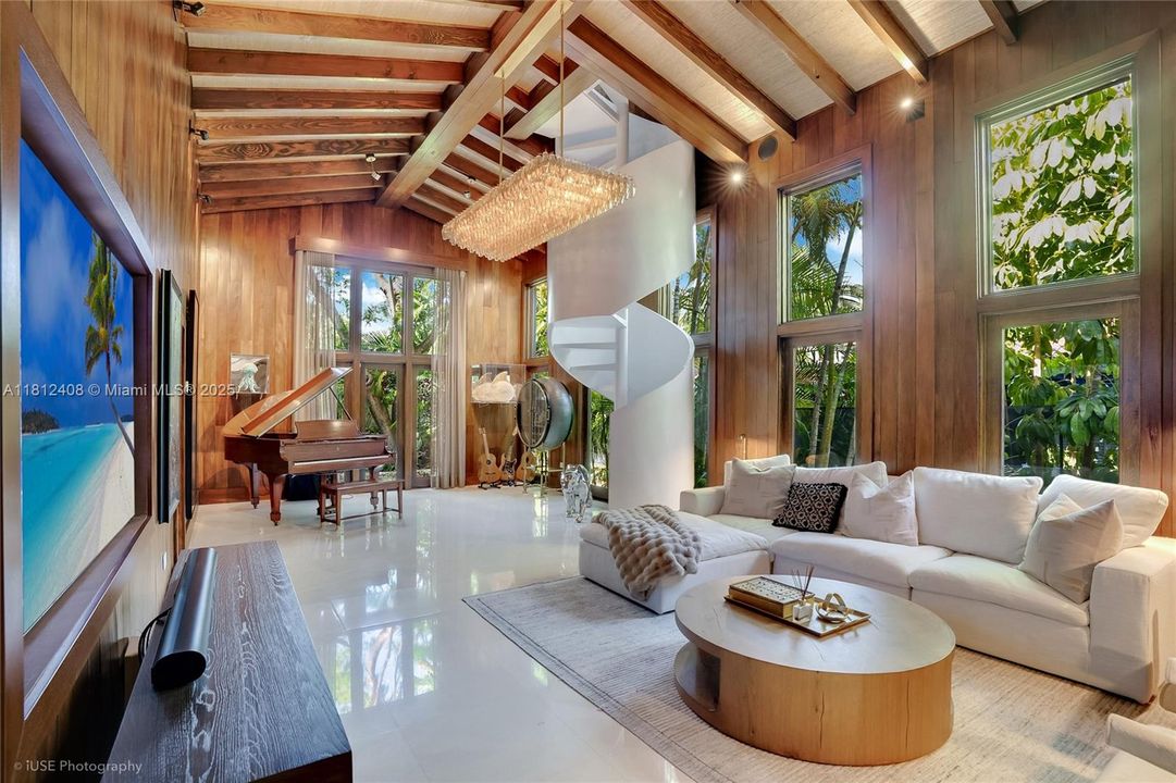 Recently Sold: $5,490,000 (6 beds, 5 baths, 4510 Square Feet)