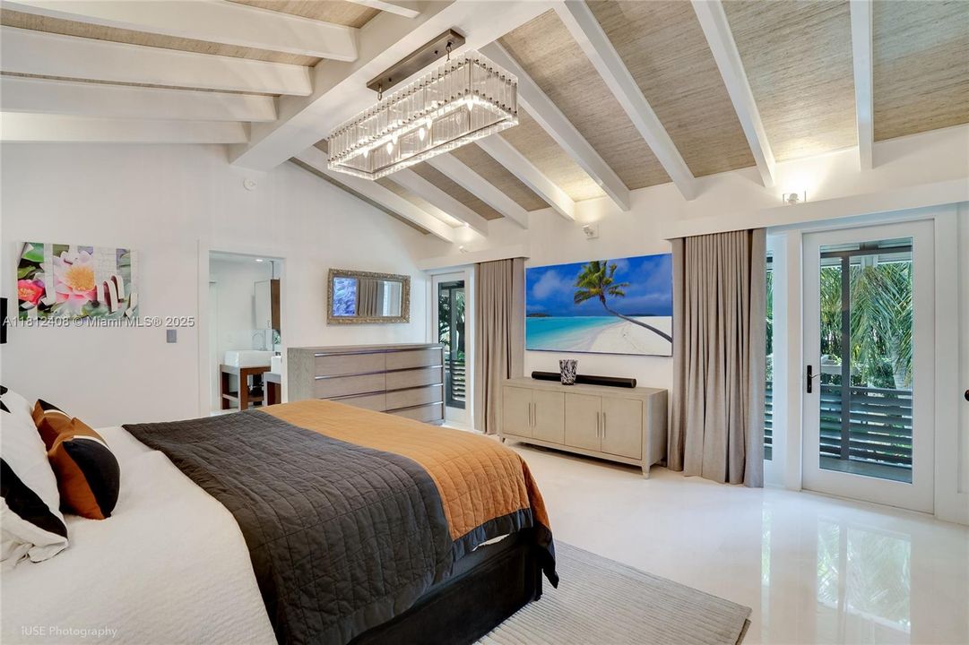 Recently Sold: $5,490,000 (6 beds, 5 baths, 4510 Square Feet)