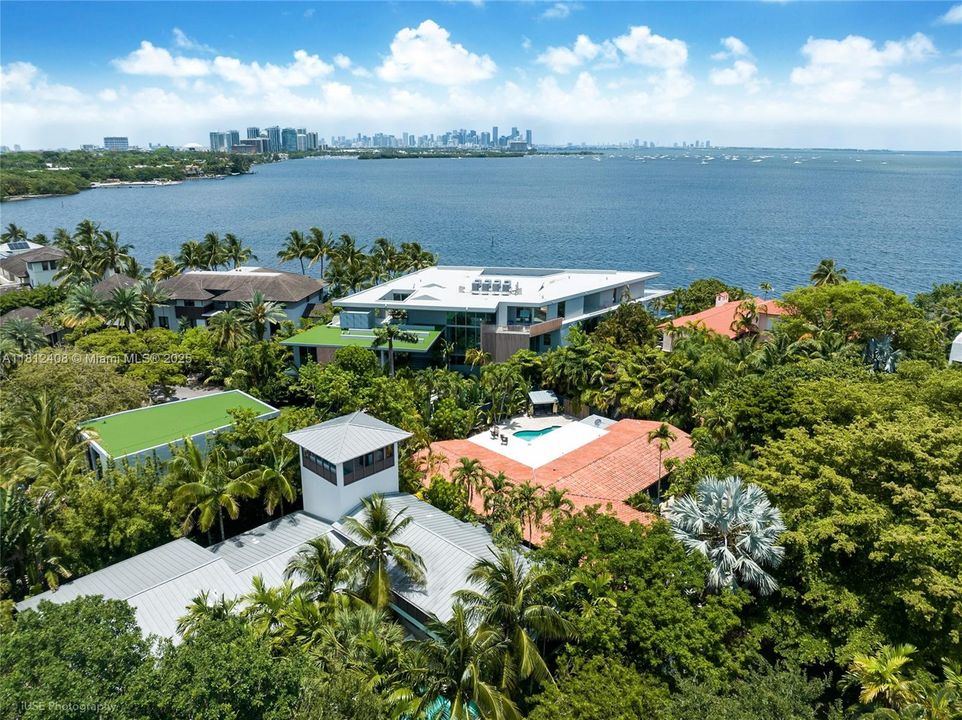 Recently Sold: $5,490,000 (6 beds, 5 baths, 4510 Square Feet)