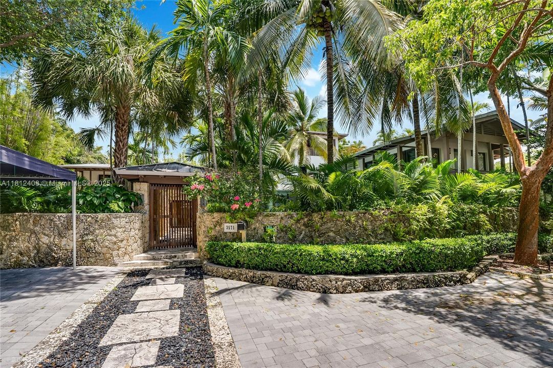 Recently Sold: $5,490,000 (6 beds, 5 baths, 4510 Square Feet)