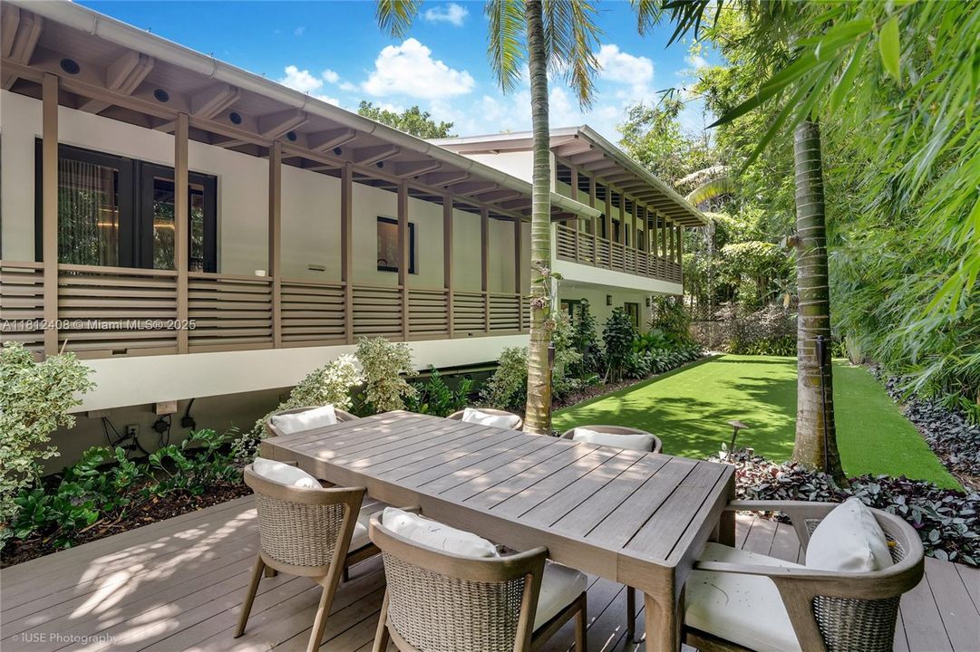 Recently Sold: $5,490,000 (6 beds, 5 baths, 4510 Square Feet)