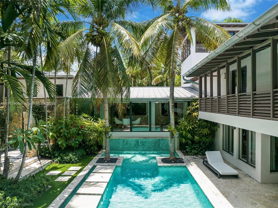 Recently Sold: $5,490,000 (6 beds, 5 baths, 4510 Square Feet)