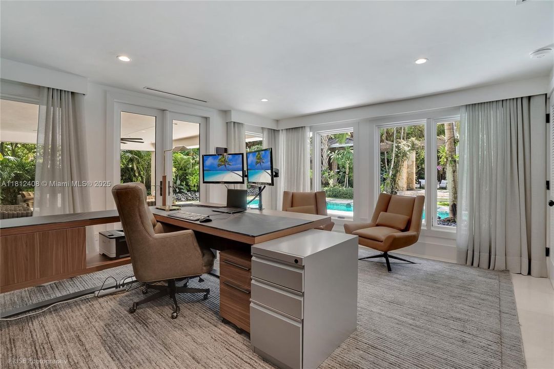 Recently Sold: $5,490,000 (6 beds, 5 baths, 4510 Square Feet)