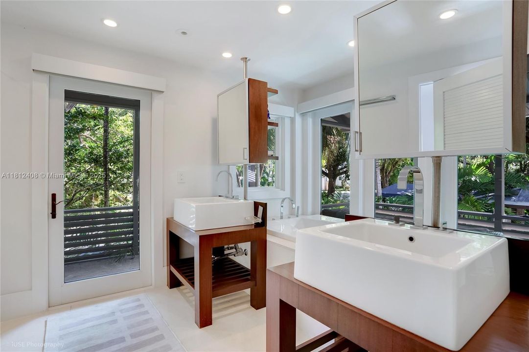 Recently Sold: $5,490,000 (6 beds, 5 baths, 4510 Square Feet)