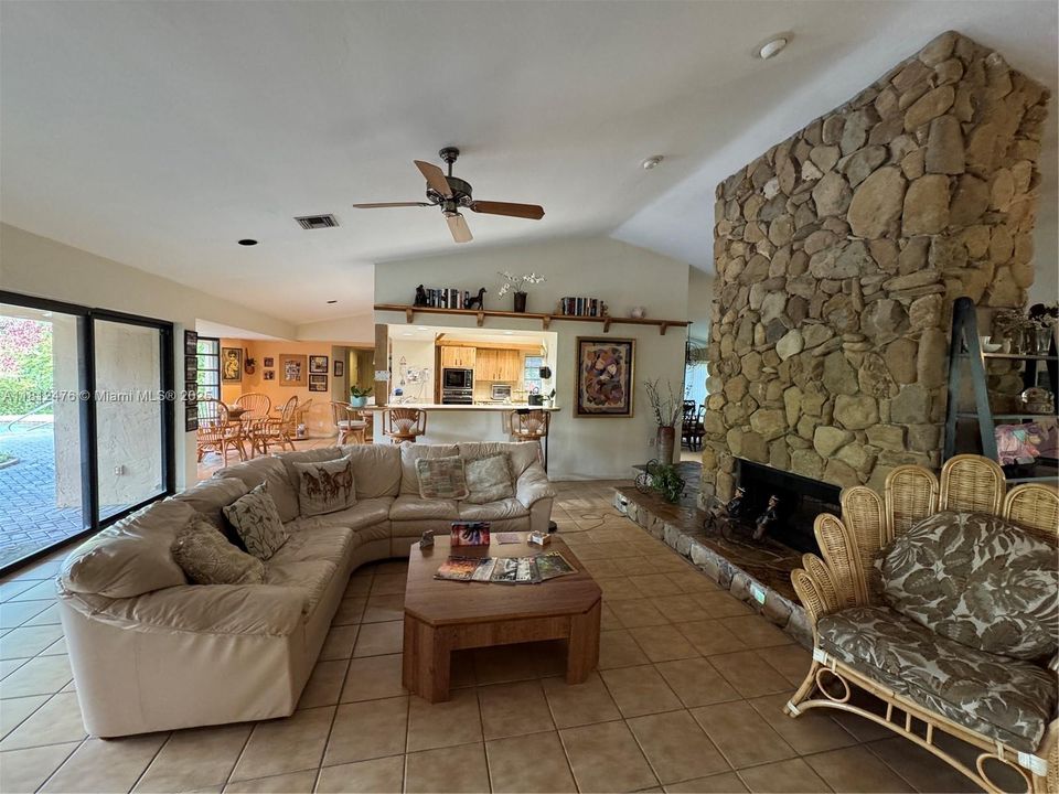 Activo con contrato: $1,495,003 (5 camas, 3 baños, 3148 Pies cuadrados)