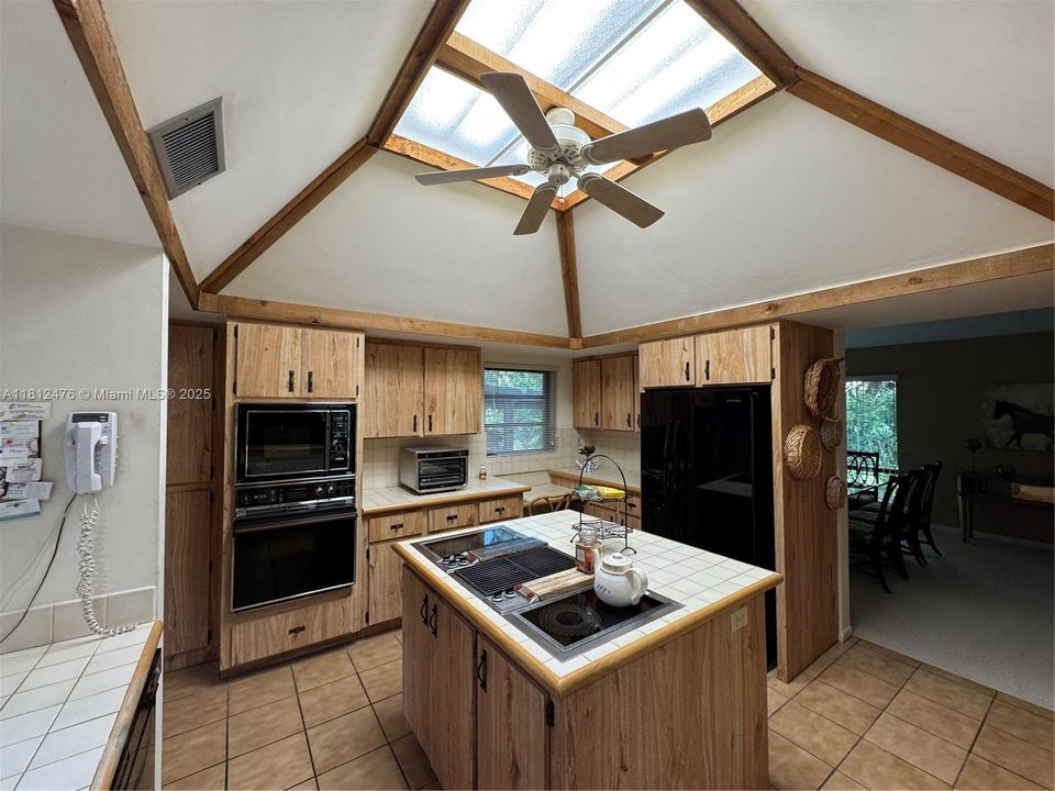 Activo con contrato: $1,495,003 (5 camas, 3 baños, 3148 Pies cuadrados)