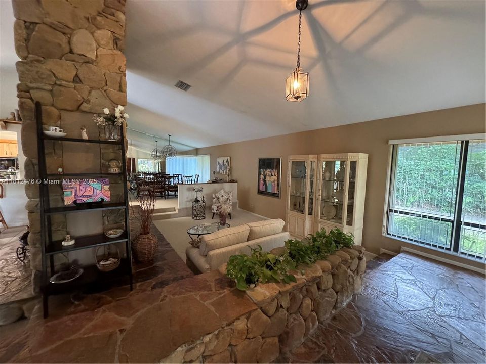 Activo con contrato: $1,495,003 (5 camas, 3 baños, 3148 Pies cuadrados)