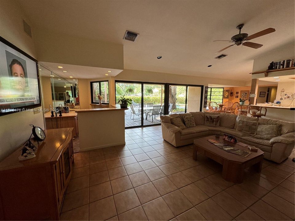 Activo con contrato: $1,495,003 (5 camas, 3 baños, 3148 Pies cuadrados)