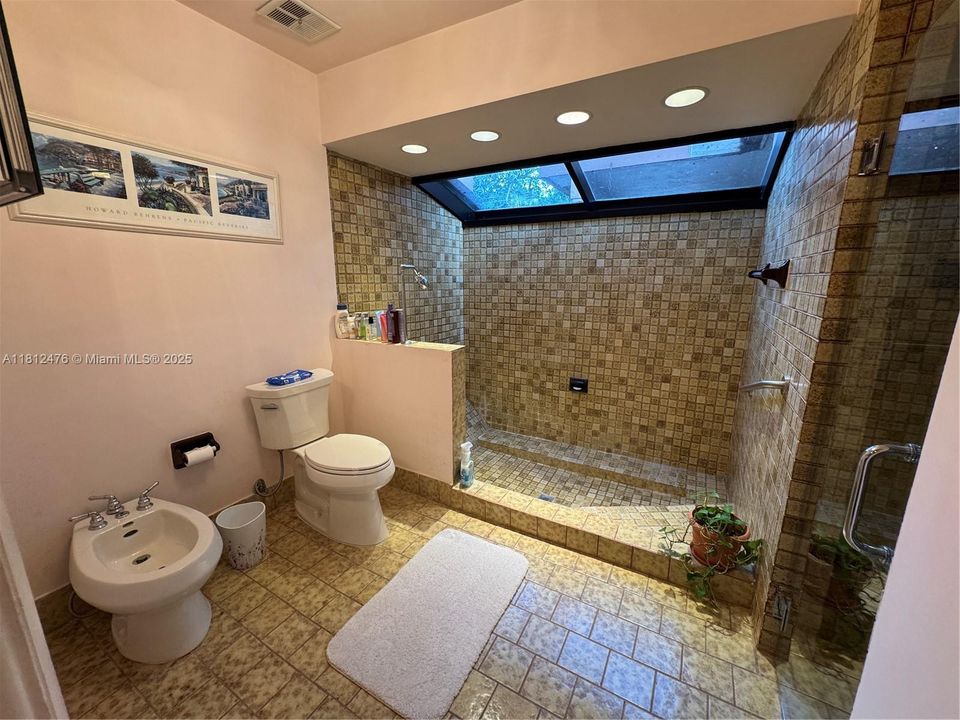 Activo con contrato: $1,495,003 (5 camas, 3 baños, 3148 Pies cuadrados)