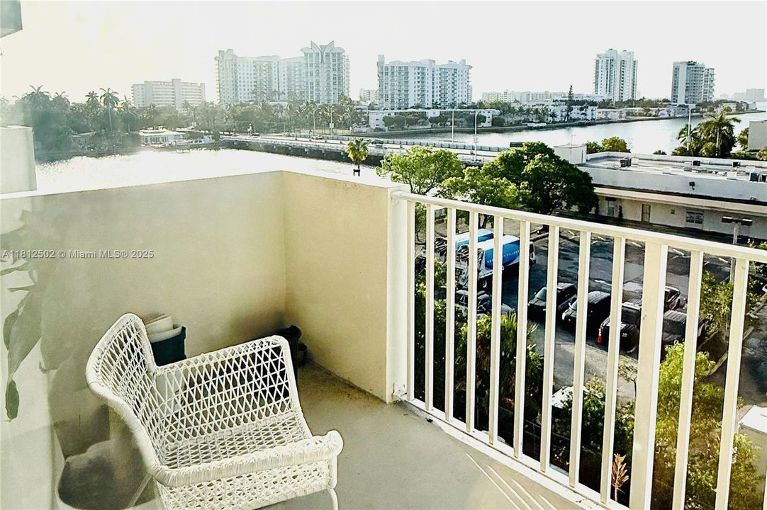 待售: $265,000 (1 贝兹, 1 浴室, 817 平方英尺)