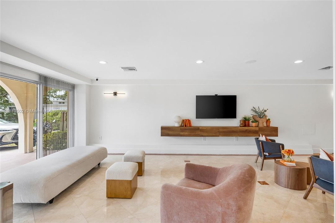 待售: $265,000 (1 贝兹, 1 浴室, 817 平方英尺)